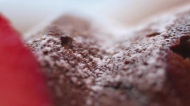 Çileğin yarısı makroda taze fırında.