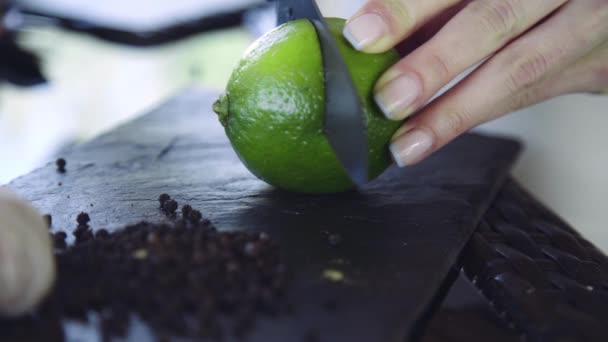 Feminino corta o limão por faca — Vídeo de Stock