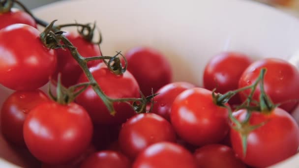 Kirschtomaten in der Küche — Stockvideo