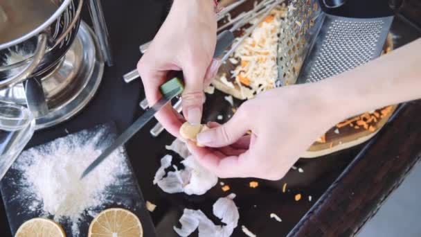 Kocken rengör vitlök och tillsätter den till skålen — Stockvideo