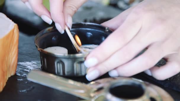 Menina acende o combustível seco por jogos para cozinhar — Vídeo de Stock