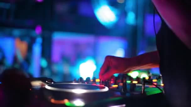 DJ toca música numa festa num clube — Vídeo de Stock