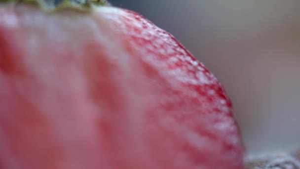 De helft van aardbei in macro — Stockvideo