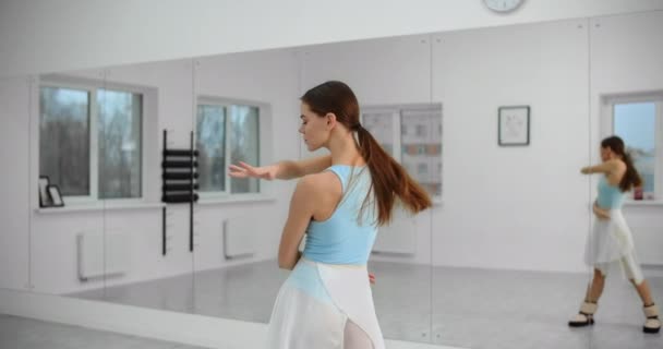 Dansçı provadan önce beyaz, parlak dans salonunda ayna duvarını ısıtıyor, bale provasından önce, bale stüdyosunda balerin, dans salonu dersi, 4k 60p Prores HQ — Stok video