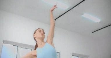 Dansçı, beyaz dans salonundaki provadan önce ısınır, bale provası, bale stüdyosunda balerin, dans salonu dersi, 4k 60p Prores HQ