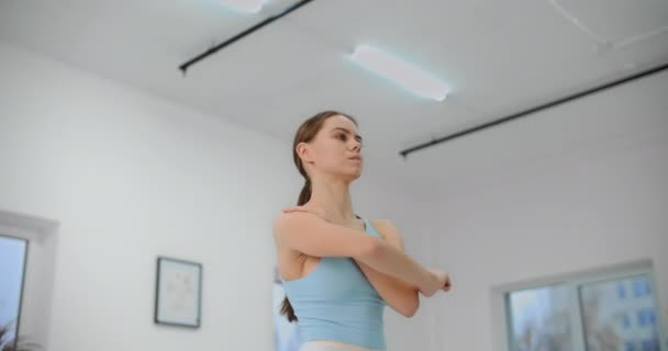 Bailarina se calienta antes del ensayo en el salón de baile blanco brillante, ensayo de ballet, bailarina en el estudio de ballet, lección de salón de baile, 4k 60p HQ de Prores — Vídeo de stock