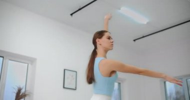 Dansçı, beyaz dans salonundaki provadan önce ısınır, bale provası, bale stüdyosunda balerin, dans salonu dersi, 4k 60p Prores HQ