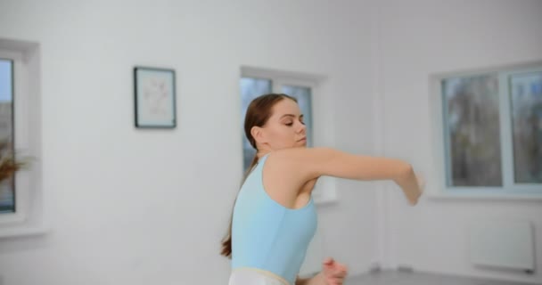 Dansçı, beyaz dans salonundaki provadan önce ısınır, bale provası, bale stüdyosunda balerin, dans salonu dersi, 4k 60p Prores HQ — Stok video