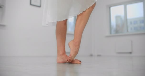 Chiudere colpo: ballerina prova a piedi nudi sul pavimento della sala da ballo, ballerina, ballerina in studio di danza, lezione di sala da ballo, 4k 60p Prores HQ — Video Stock