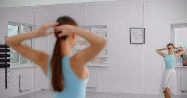 Dansçı provadan önce ayna duvarının önünde ısınıyor, bale provası, dansçı gösterisi, bale stüdyosunda balerin, dans salonu dersi, 4k 60p Prores HQ