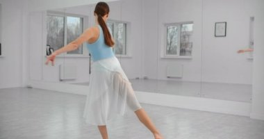 Dansçı provadan önce ayna duvarının önünde ısınıyor, bale provası, dansçı gösterisi, bale stüdyosunda balerin, dans salonu dersi, 4k 60p Prores HQ