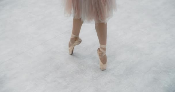 Ballerina danser på enderne af hendes pointe sko, kvinde danse på tæerne, generalprøve på ballet klasse, dans praksis, 4k DCI 60p Prores HQ – Stock-video