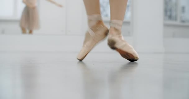 バレリーナはポイントシューズの端で踊り、女性はつま先で踊り、バレエ教室でのリハーサル、ダンス練習、 4k DCI 60p｜Prores HQ — ストック動画