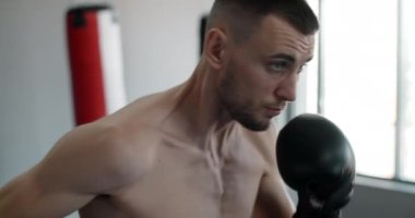 Gölge boksu yavaş çekimde kapanıyor, kickboksör gölgelerle dövüşüyor, dövüşçü spor salonunda grevde, 4k 120 peni Prores karargahında.