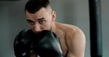 Gölge boksu yavaş çekimde kapanıyor, kickboksör gölgelerle dövüşüyor, dövüşçü spor salonunda grevde, 4k 120 peni Prores karargahında.