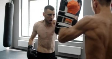 Steadicam shot: Kickboxer antrenörüyle antrenman yapıyor, kickboksör antrenman yapıyor, 4k 120fps Prores karargahı