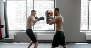 MMA dövüşçüsü antrenörüyle ağır çekimde antrenman yapıyor, kickboksörler antrenman yapıyor, 4k 120 fps Prores HQ