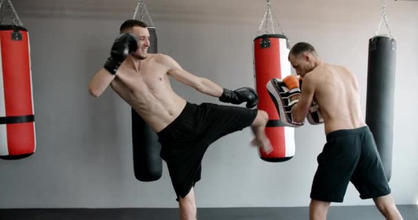 El kickboxer está practicando su golpe de rodilla con entrenador en cámara lenta en el gimnasio, los kickboxers están entrenando, 4k 120fps HQ de Prores — Vídeos de Stock