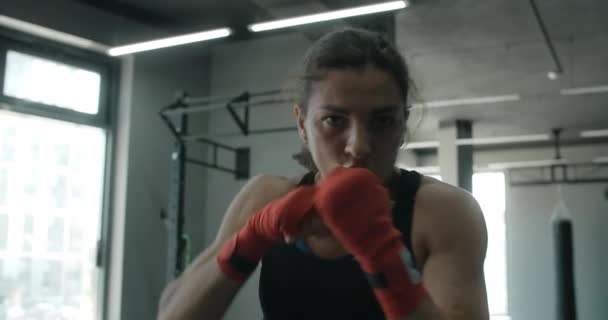 Combatiente de artes marciales mixtas mujer hace boxeo sombra a la cámara en el club de lucha, luchador femenino está luchando con sombra, kickboxer golpes de entrenamiento en el gimnasio, 4k 120fps Prores HQ — Vídeos de Stock