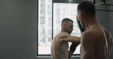 Kickboksör ağır çekimde döner tekme atar, kickboksörler spor salonunda antrenman yapar, 4k 120 fps Prores karargahında