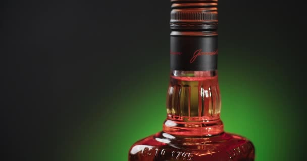 ВАРШАВА, ПОЛЬША - 10 СЕНТЯБРЯ 2021: изолированное узкое место бурбона Jim Beam крутится на зеленом фоне, штаб-квартира компании 4k 60p Prores — стоковое видео