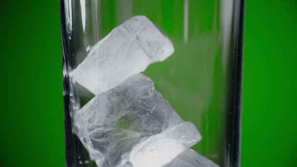 Los cubos de hielo caen al vaso de tubo en cámara lenta, haciendo que el cóctel aislado en el fondo, 1080p Prores HQ 240 fps — Vídeo de stock