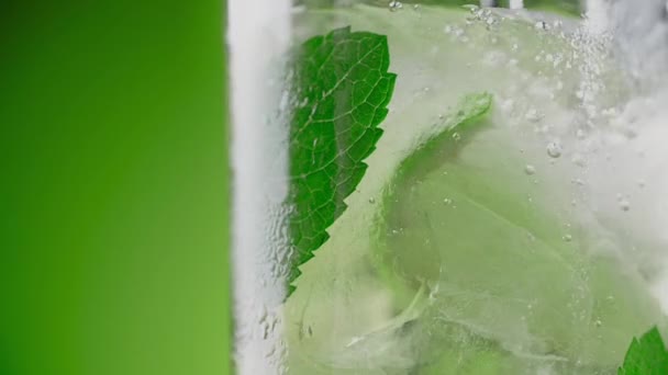 Soda vatten hälls i slow motion till highball glas med mojito ingredienser, vilket gör drycken, dryck reklam, Full HD Prores HQ 240 fps — Stockvideo