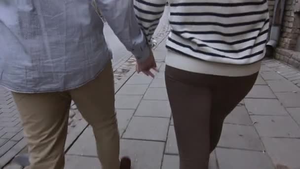 Pareja joven caminando por las calles del casco antiguo — Vídeo de stock