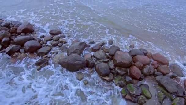 暴风雨中的岩石和海浪 — 图库视频影像