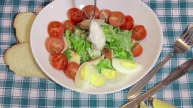 Ocak Sezar salatası için sos ekler ve peyniri ile sprinkles