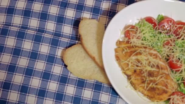 Ensalada César con ensalada blanca y rodajas de limón — Vídeo de stock