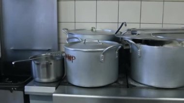 Yemeği, tencere, tava ve tencereler mutfakta ocakta kaynatılır