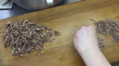 Cook haşlanmış biftek bıçak, mutfak ahşap tahta keser