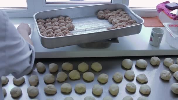 Dos cocineros hacen albóndigas en masa en la cocina — Vídeos de Stock
