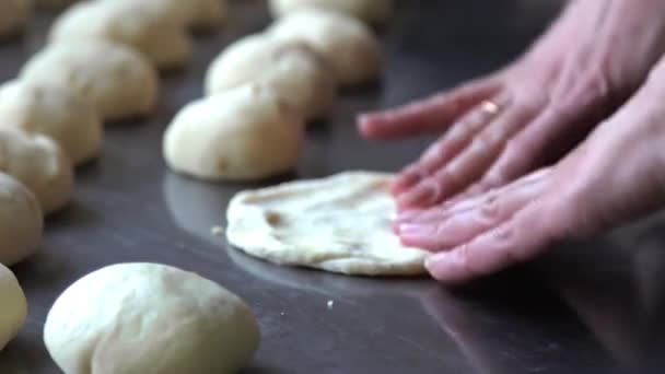 Gotować przygotowuje paszteciki z mięsem na stole kuchennym — Wideo stockowe