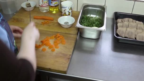 Dos cocineros preparan ingredientes para la lengua de ternera gelatinosa — Vídeos de Stock