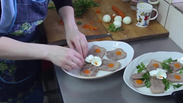 Chef decora língua de carne de vaca gelatinosa por cenoura e salsa em uma chapa — Vídeo de Stock