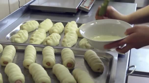 Cocine lubricar las empanadas con yema antes de hornear — Vídeos de Stock