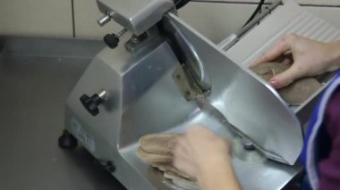 Pişirilmiş sığır eti dilimleyiciyle haşlanmış.
