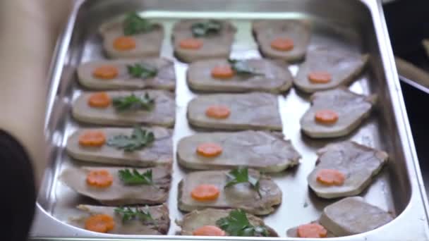 Chef decora la lengua de ternera gelatinosa con zanahoria y perejil — Vídeo de stock