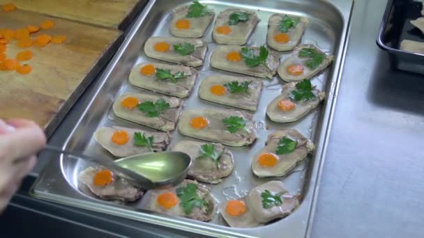 Chef cocina lengua de ternera gelatinosa con zanahoria y perejil — Vídeos de Stock