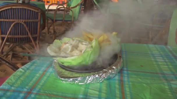 特别餐称为 Sizzler 鱿鱼与水稻在卷心菜叶在热锅上 — 图库视频影像