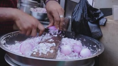 Tahtada soğan doğruyor.