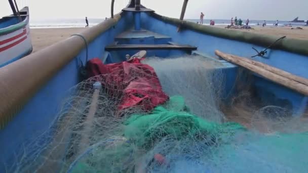 Łódź rybacka na plaży w Indiach — Wideo stockowe