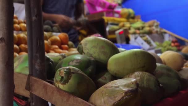 La gente compra frutas exóticas en el mercado indio local — Vídeos de Stock