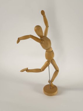 Tahta manken ilk adımlarını atar, poz verilebilir bir figür gibi hareket eder. Bu eklemli manken ve ahşap model, sanatçılar ve dinamik çizimler için mükemmel gerçekçi hareketleri yakalar..