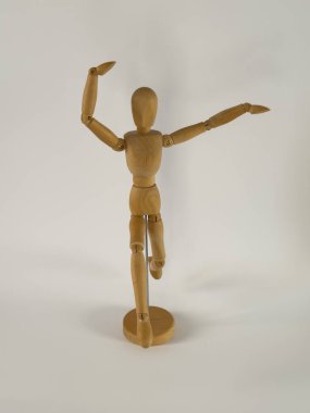 Tahta manken ilk adımlarını atar, poz verilebilir bir figür gibi hareket eder. Bu eklemli manken ve ahşap model, sanatçılar ve dinamik çizimler için mükemmel gerçekçi hareketleri yakalar..