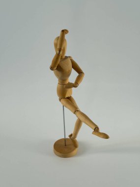 Tahta manken ilk adımı atar, poz verilebilir bir figür gibi hareket eder. Bu eklemli manken ve ahşap model, sanatçılar ve dinamik çiziciler için mükemmel gerçekçi hareketleri yakalar..