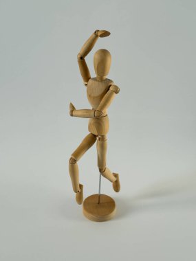 Tahta manken ilk adımı atar, poz verilebilir bir figür gibi hareket eder. Bu eklemli manken ve ahşap model, sanatçılar ve dinamik çiziciler için mükemmel gerçekçi hareketleri yakalar..