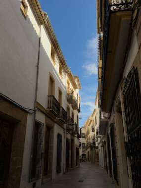 Javea, İspanya. 20 Ekim 2025. Şehirde renkli bir cadde. Güneşli İspanya ve şehrin güzel mimarisi.